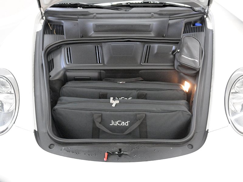 JuCad Carbon Travel Porschen tavaratilassa